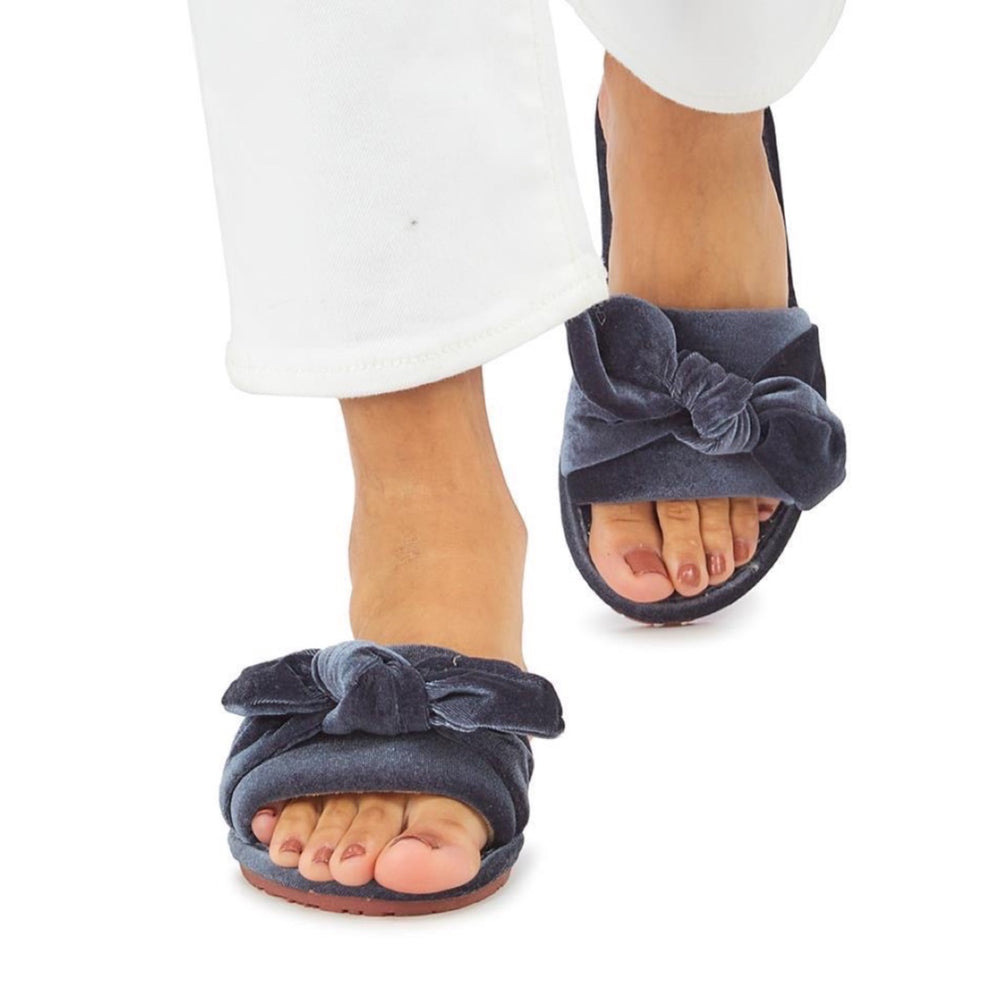 
            
                Load image into Gallery viewer, Take a Bow Slippers
            
        